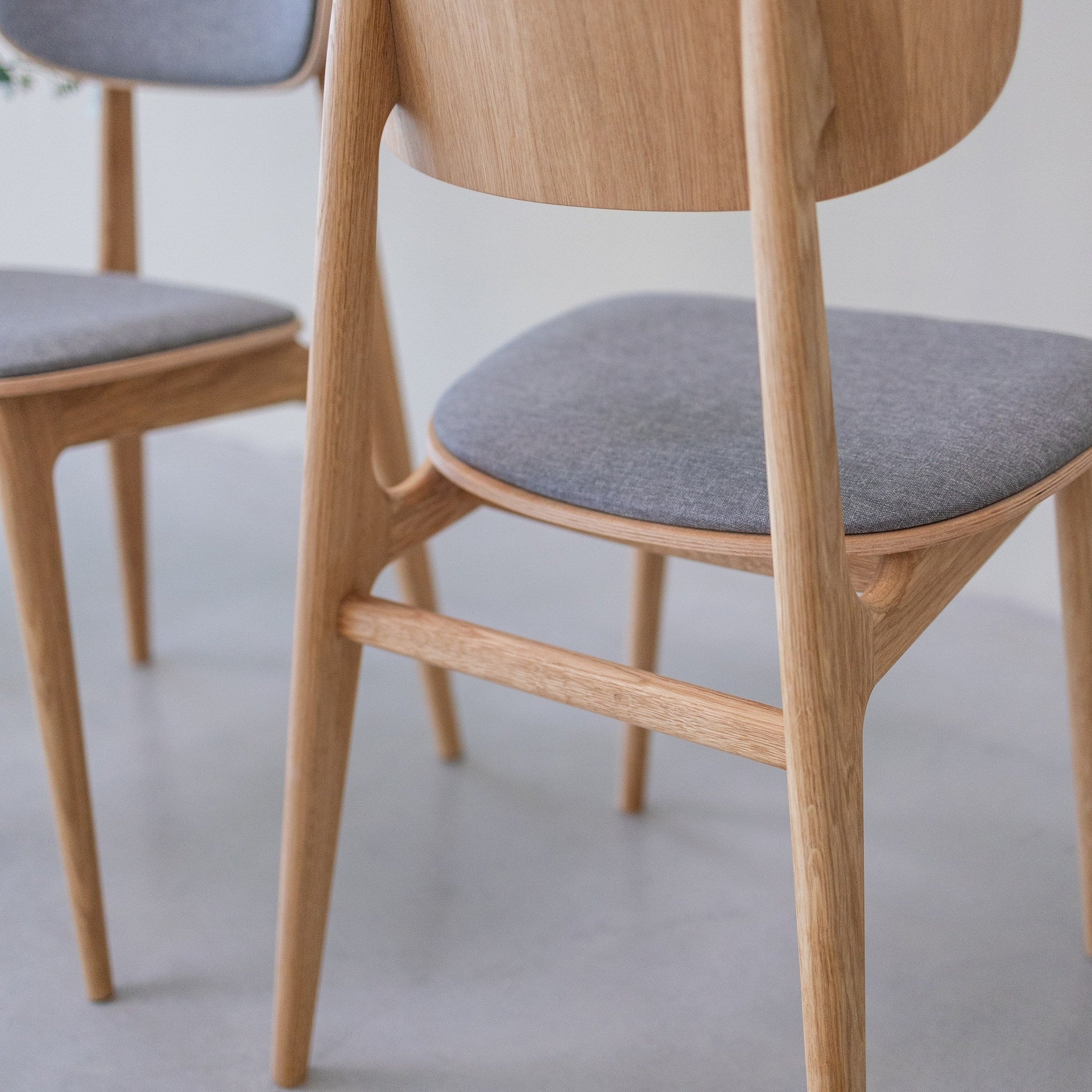 Pack de 2 o 4 Sillas de Comedor Varde, Estructura de Madera Maciza de Roble, Tapizado | NordicStory - Image 11