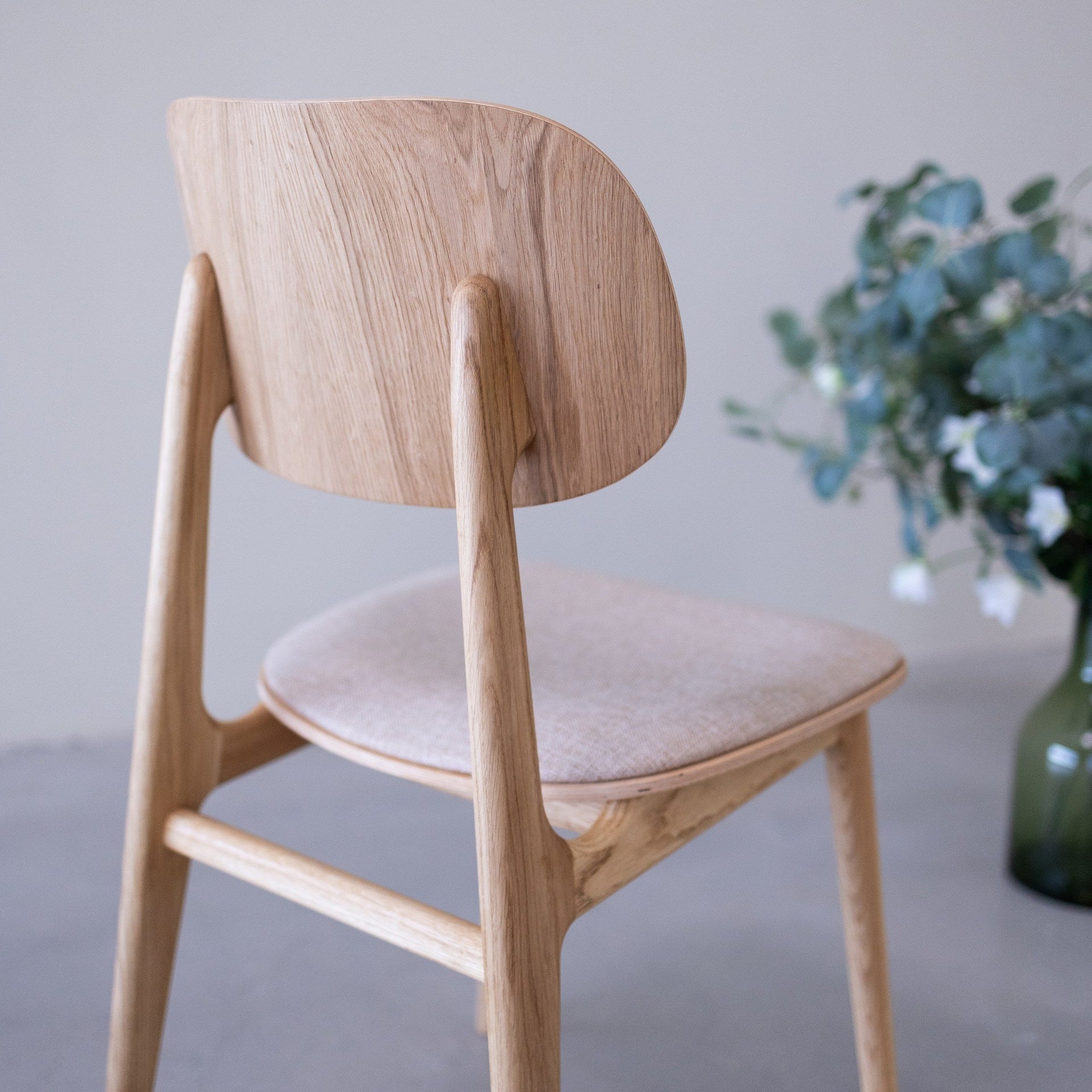Pack de 2 o 4 Sillas de Comedor Varde, Estructura de Madera Maciza de Roble, Tapizado | NordicStory - Image 15