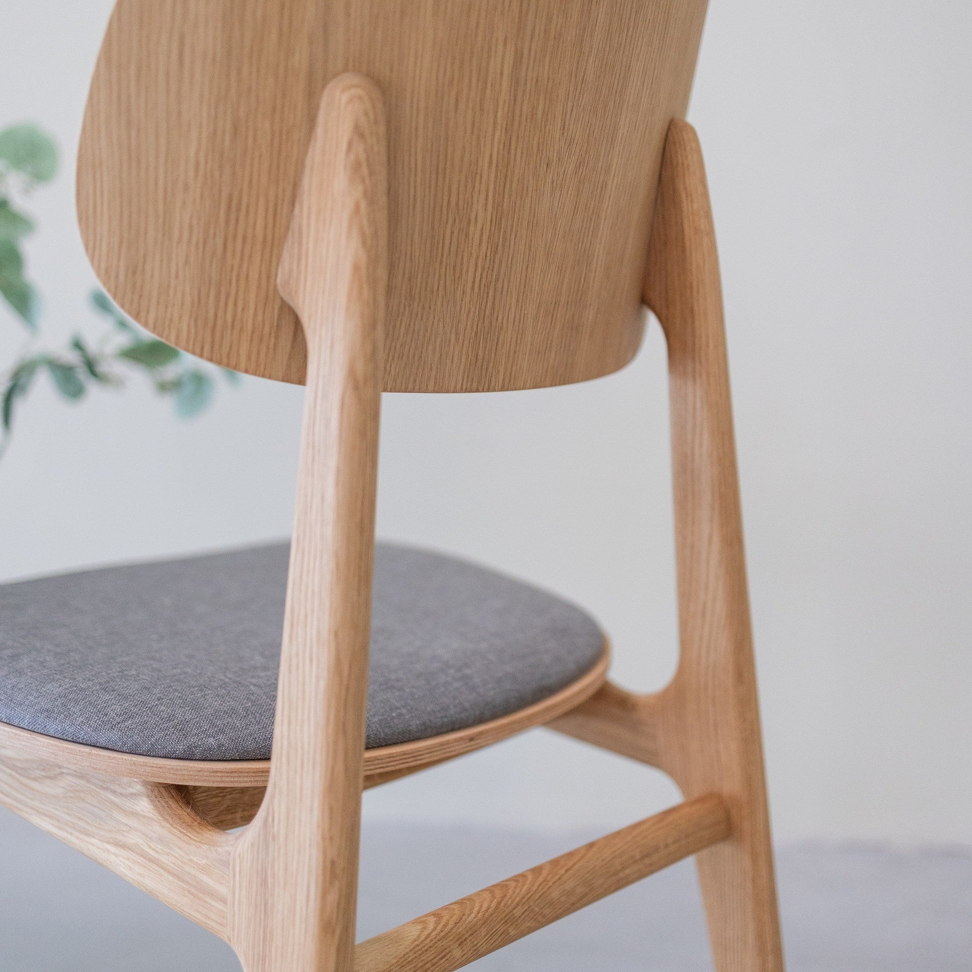 Pack de 2 o 4 Sillas de Comedor Varde, Estructura de Madera Maciza de Roble, Tapizado | NordicStory - Image 16