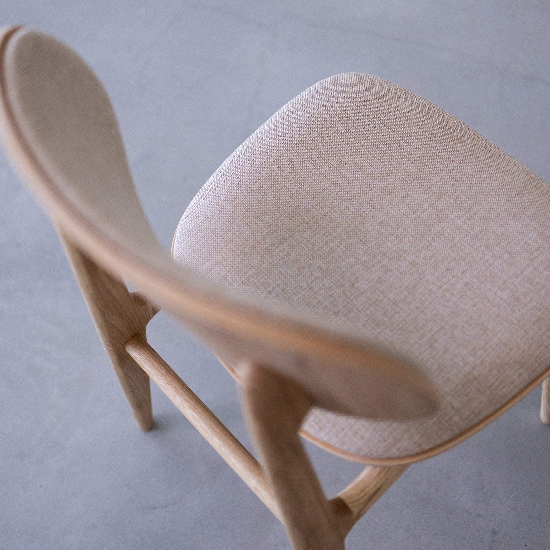 Pack de 2 o 4 Sillas de Comedor Varde, Estructura de Madera Maciza de Roble, Tapizado | NordicStory - Image 6