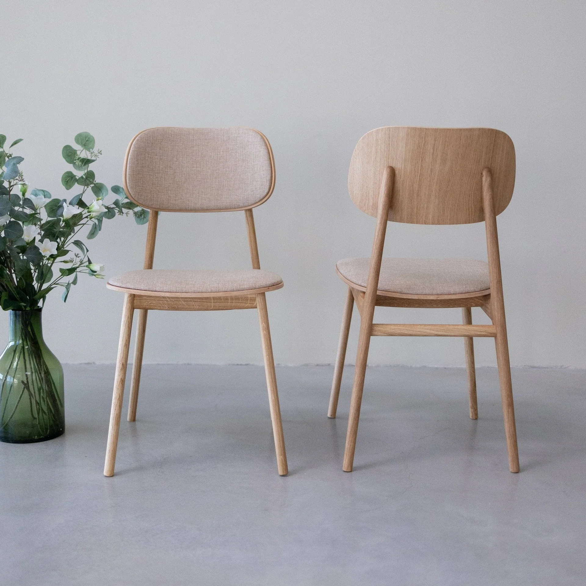 Pack de 2 o 4 Sillas de Comedor Varde, Estructura de Madera Maciza de Roble, Tapizado | NordicStory - Image 8