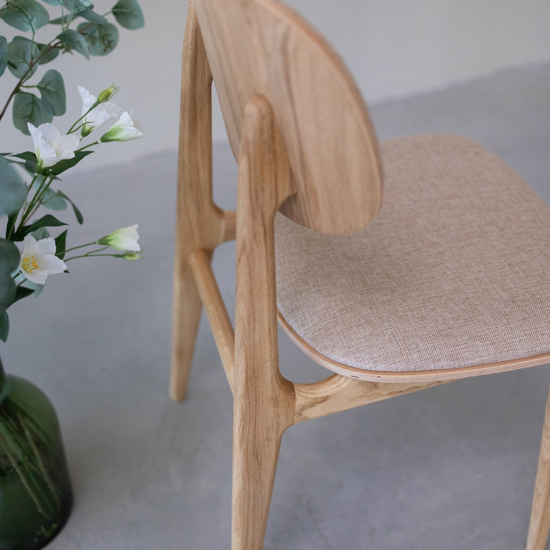 Pack de 2 o 4 Sillas de Comedor Varde, Estructura de Madera Maciza de Roble, Tapizado | NordicStory - Image 9