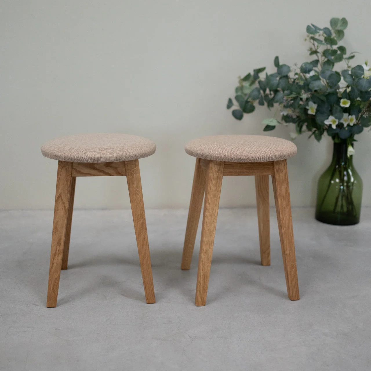 Pack de 2 o 4 Taburetes de Comedor de Madera Maciza Diana, tapizado | NordicStory - Image 3