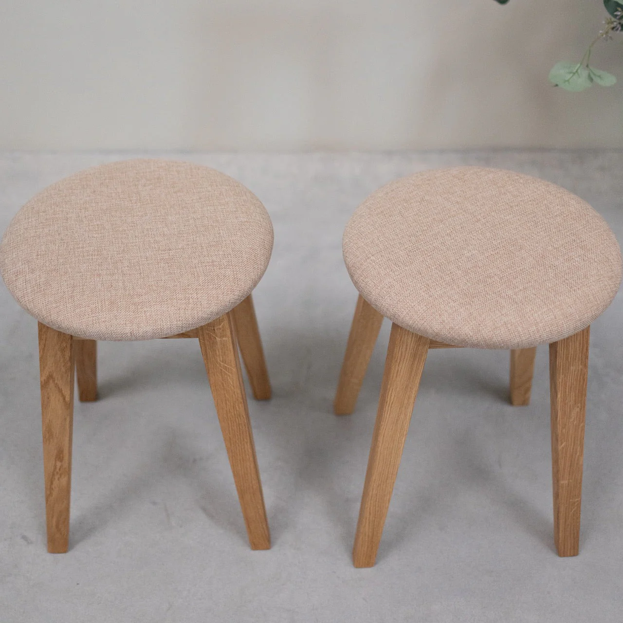Pack de 2 o 4 Taburetes de Comedor de Madera Maciza Diana, tapizado | NordicStory - Image 4