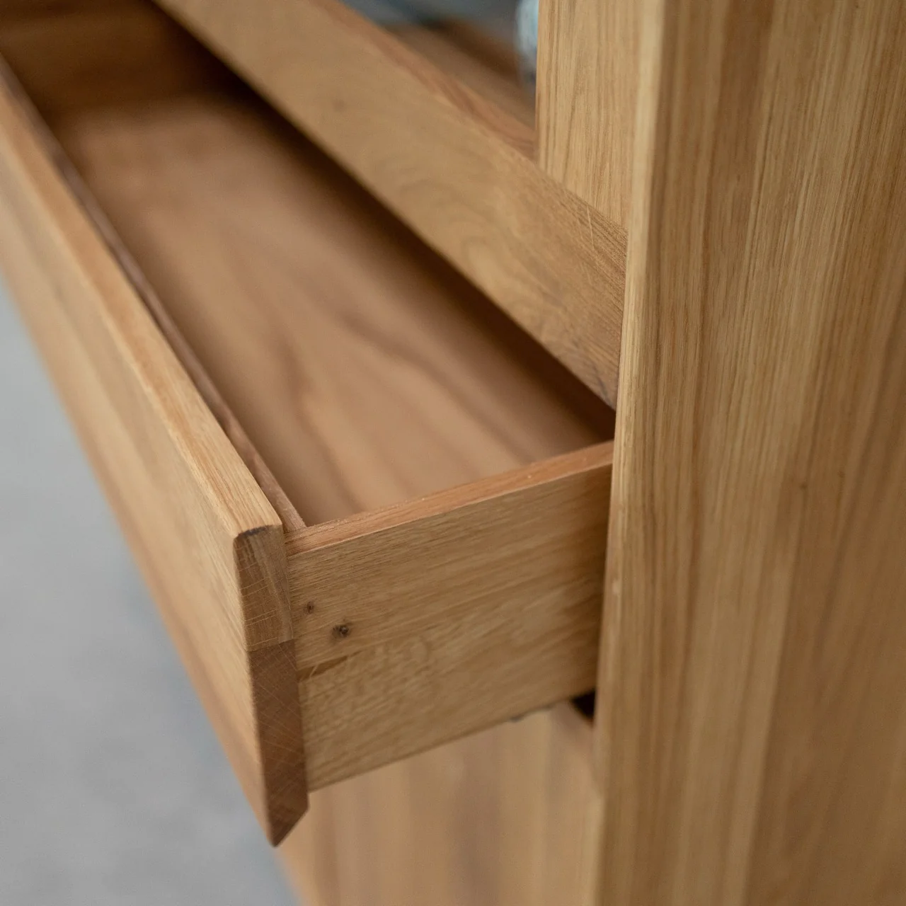 Vitrina de madera maciza roble Bremen 3 | NordicStory - Image 7