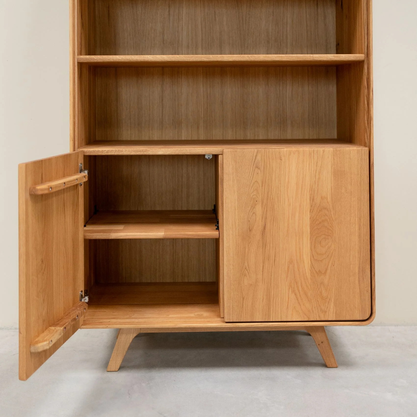 Vitrina de madera maciza roble Geneva 2 | NordicStory - Image 5