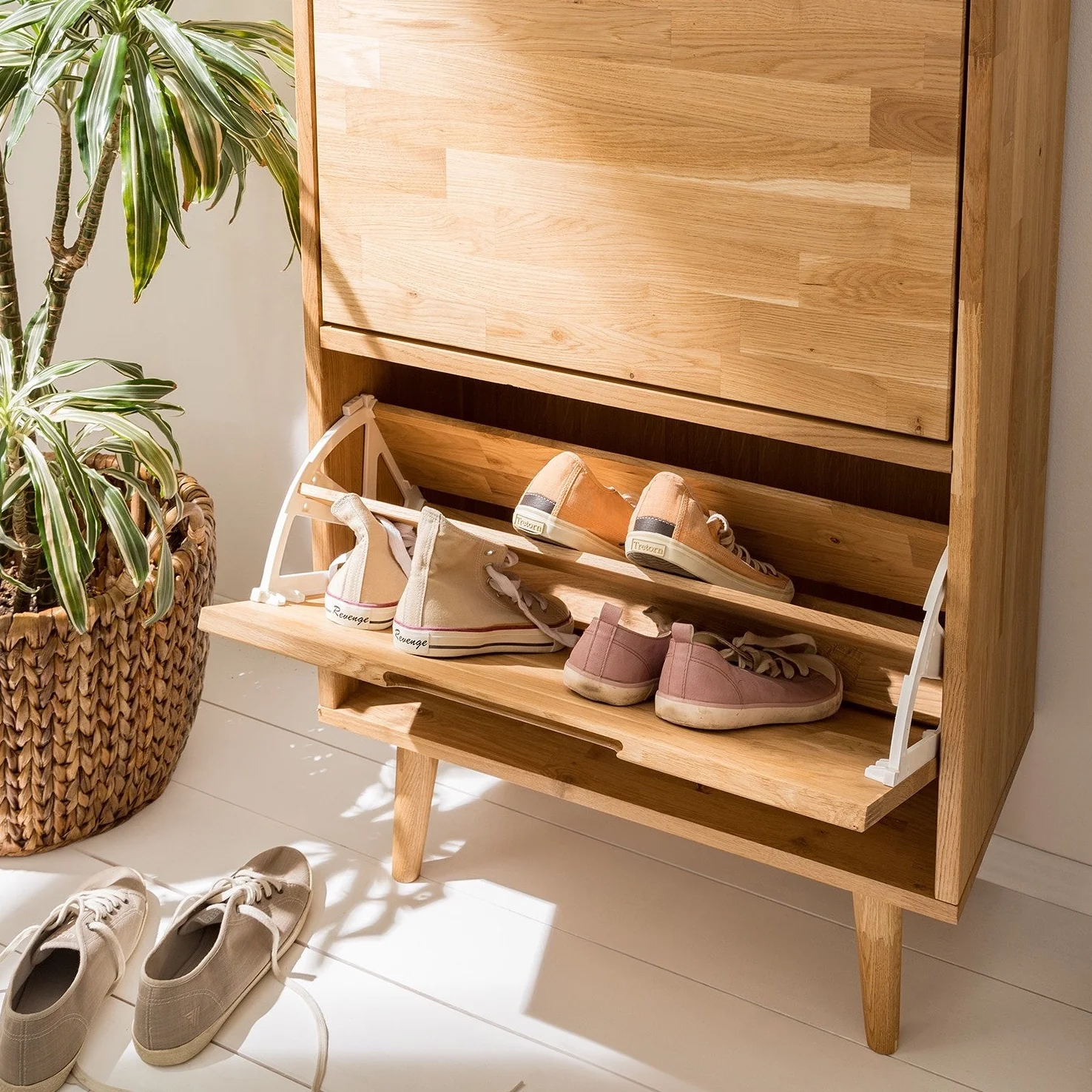 Zapatero de madera maciza de roble Escandi | NordicStory - Image 4
