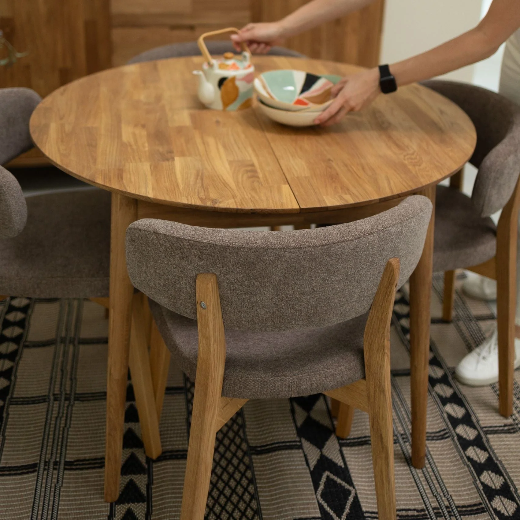 Pack de 2 o 4 Sillas de Comedor de Madera Maciza de Roble Claus, tapizado Gris o Marron | NordicStory - Image 12