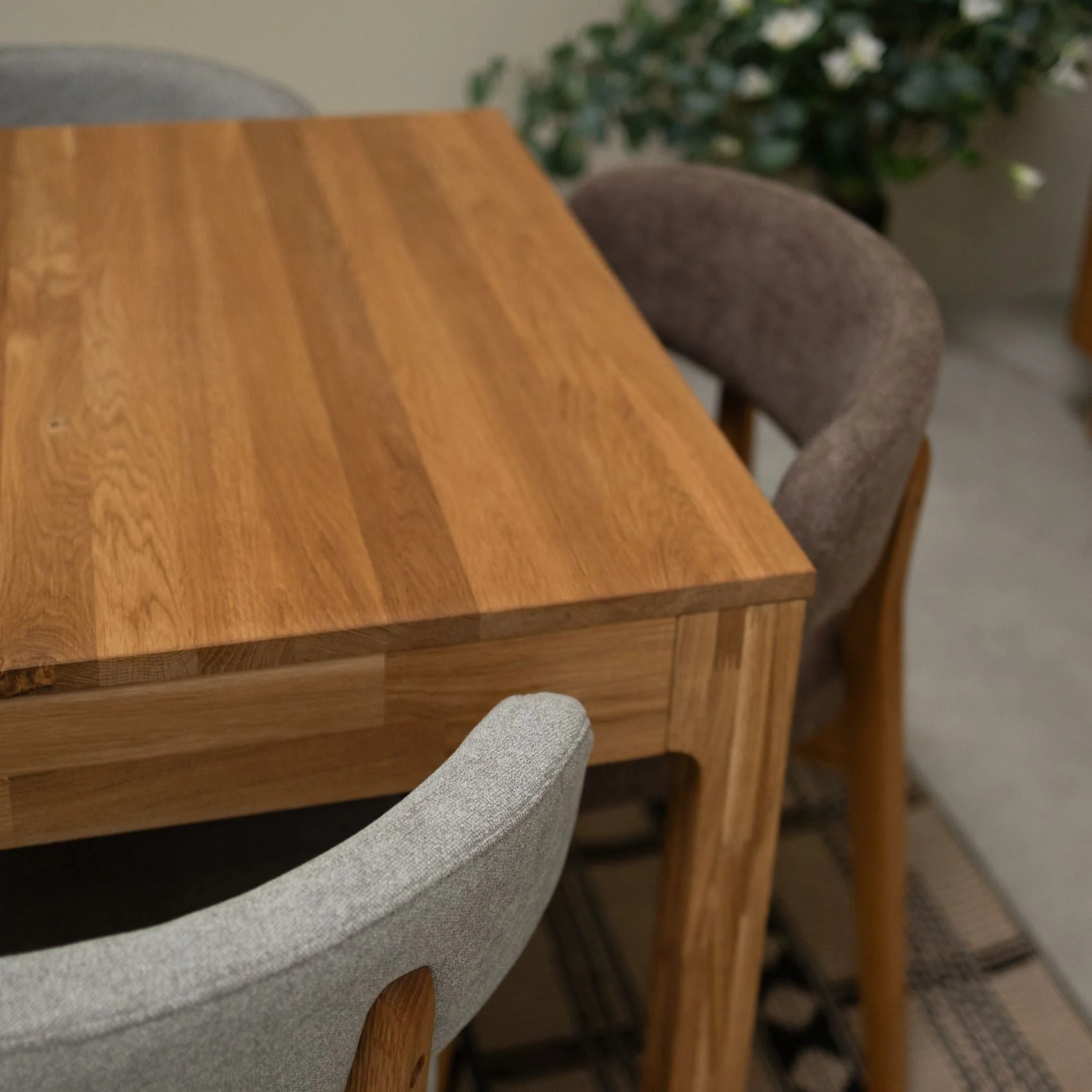 Pack de 2 o 4 Sillas de Comedor de Madera Maciza de Roble Claus, tapizado Gris o Marron | NordicStory - Image 18