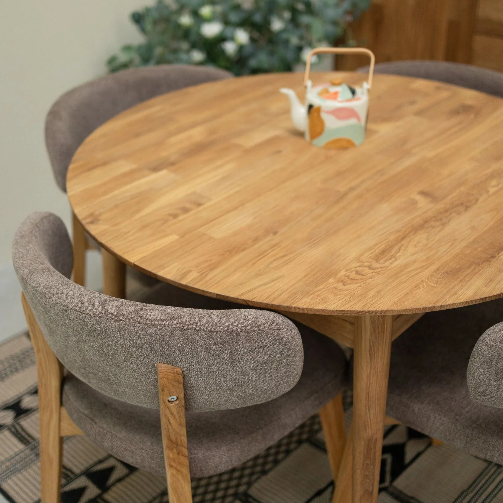 Pack de 2 o 4 Sillas de Comedor de Madera Maciza de Roble Claus, tapizado Gris o Marron | NordicStory - Image 9
