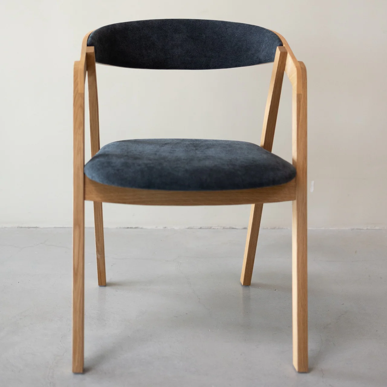 Pack de 2 o 4 Sillas de Comedor de madera maciza de roble Knut, tapizado Beige/Gris Antracita | NordicStory - Image 3