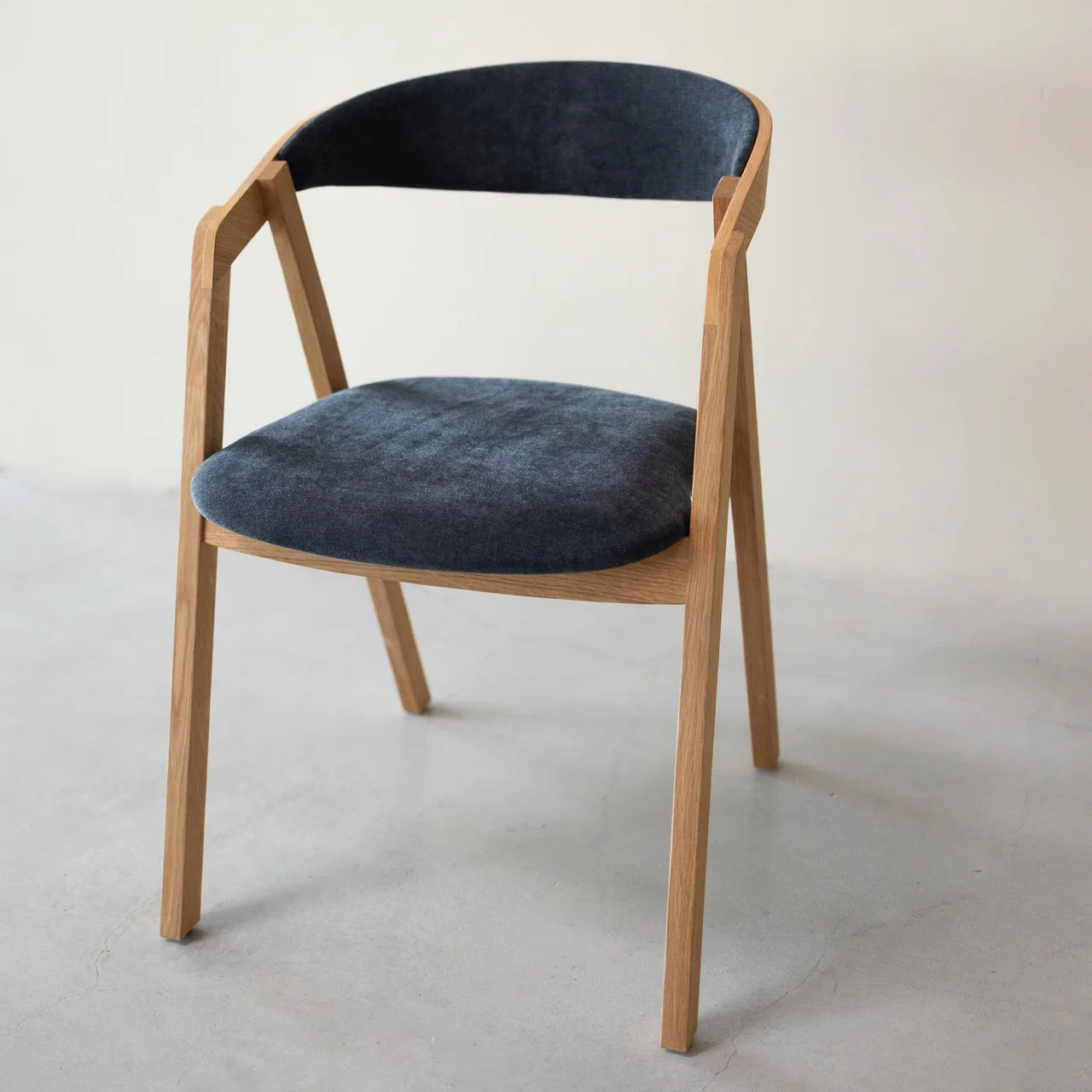 Pack de 2 o 4 Sillas de Comedor de madera maciza de roble Knut, tapizado Beige/Gris Antracita | NordicStory - Image 4