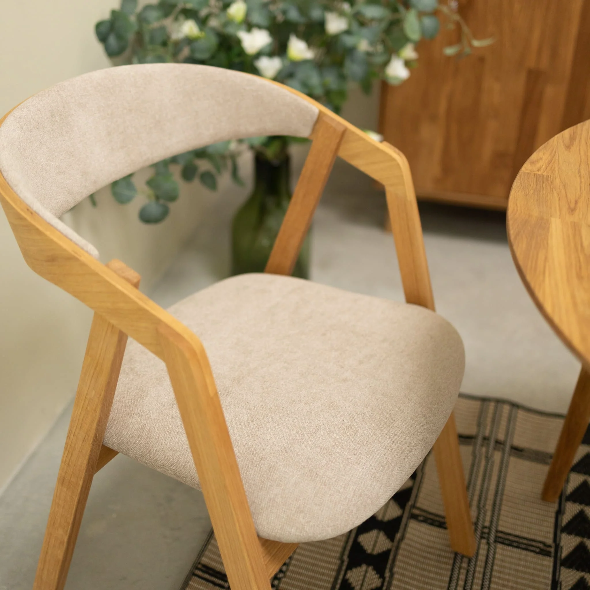 Pack de 2 o 4 Sillas de Comedor de madera maciza de roble Knut, tapizado Beige/Gris Antracita | NordicStory - Image 9