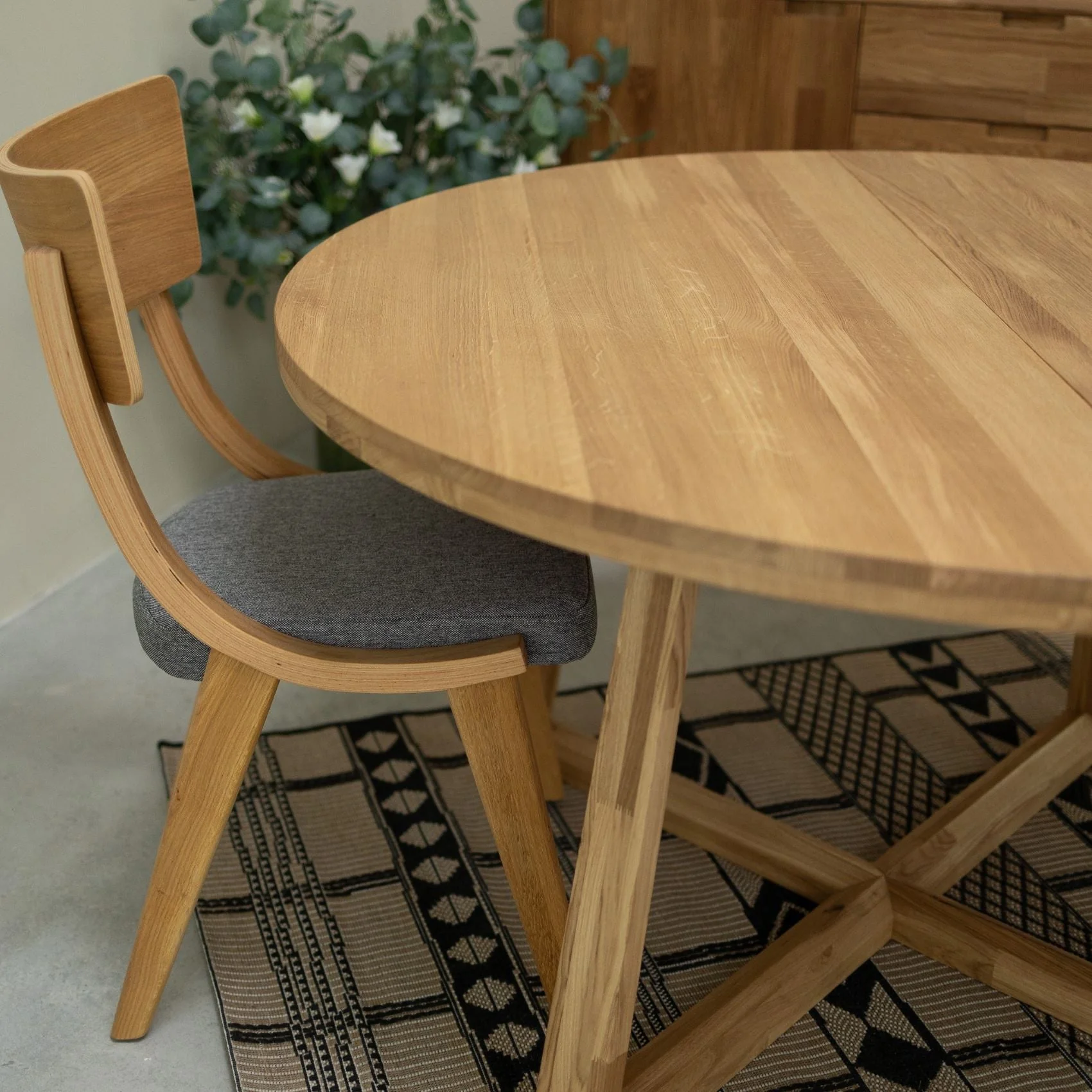 Pack de 2 o 4 Sillas de Comedor de Madera Maciza de Roble Lucas, tapizado Gris o Beige | NordicStory - Image 8