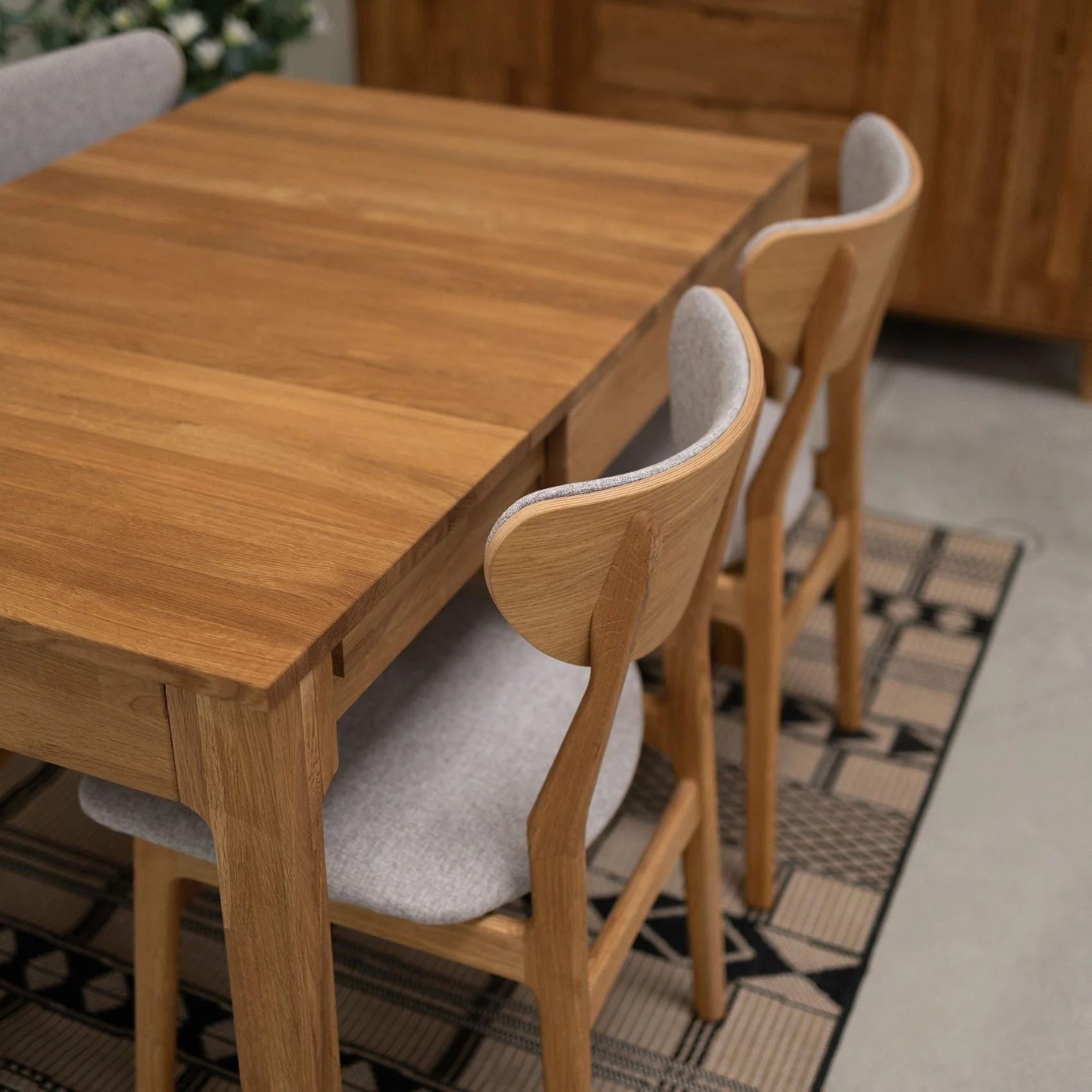 Pack de 2 o 4 Sillas de Comedor de Madera Maciza de Roble Maxwell, tapizado | NordicStory - Image 10