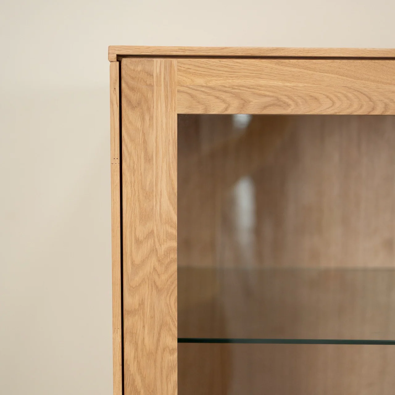 Vitrina de madera maciza roble Escandi Atelier | NordicStory - Image 6